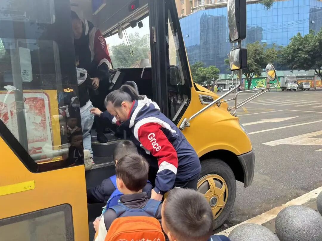 平安乘車 安全“童”行——射洪七幼校車安全應急演練