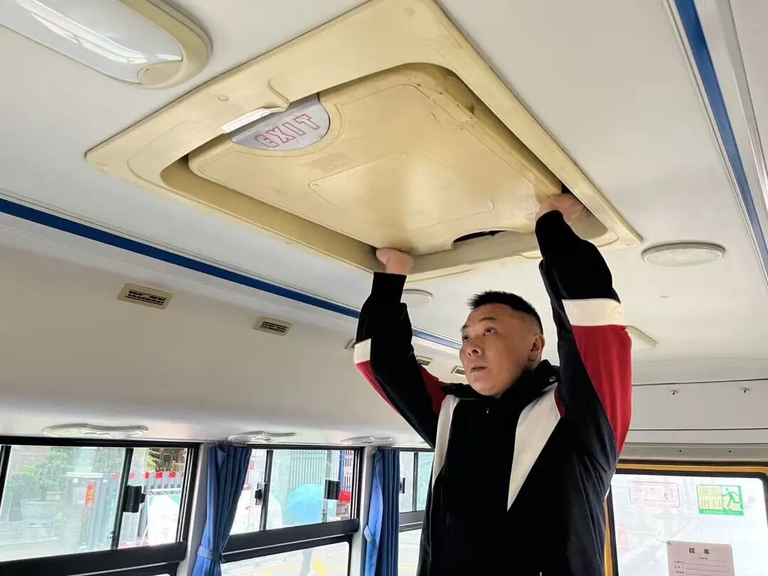 平安乘車 安全“童”行——射洪七幼校車安全應急演練