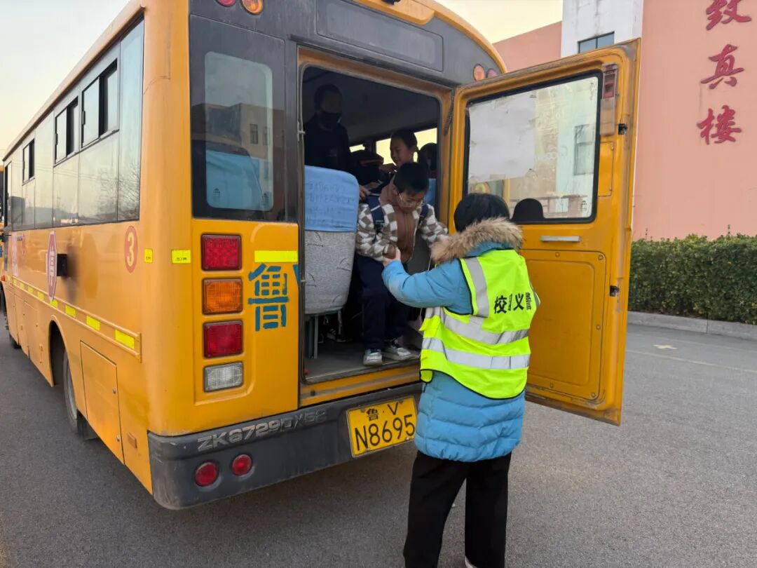以練筑防，守護(hù)平安——山旺鎮(zhèn)上林學(xué)校舉行校車應(yīng)急疏散演練