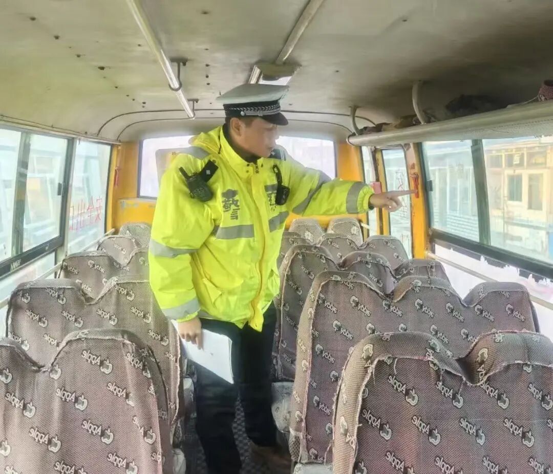 筑牢校園交通安全防線 四平交警開展校車及涉校車輛專項整治行動